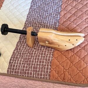 Wooden Men’s Shoe Stretcher — Natural Wood, Black Adjustment Screw